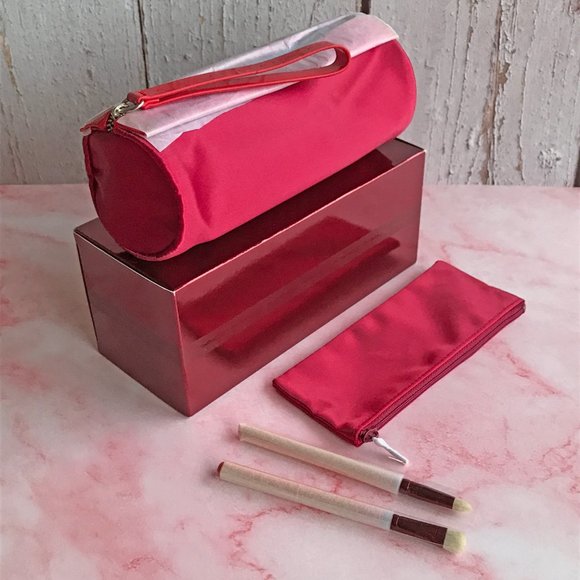 MAC Adoring Carmine Holiday Special Edition Brushes and Cosmetic Bags Set 💋❤️ - Picture 2 of 10